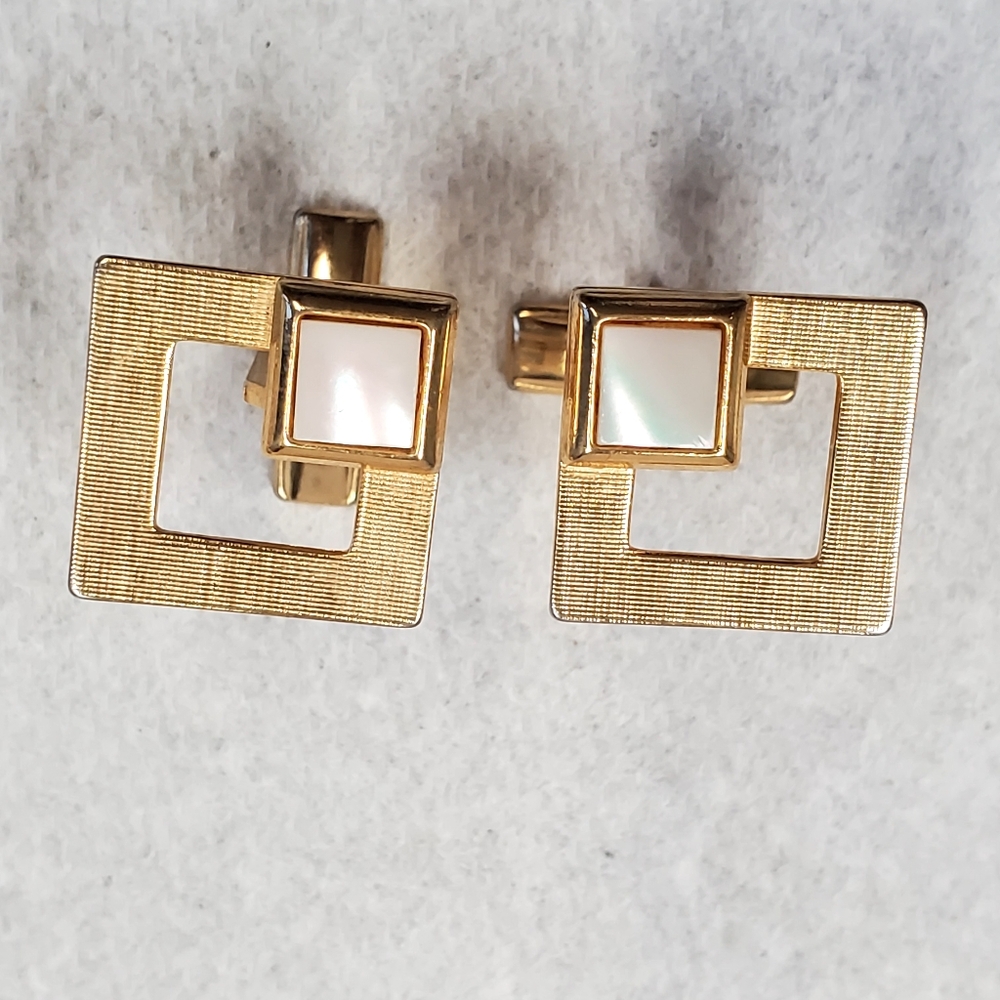 Vintage Mother Of Pearl Gold Tone Cuff Links Pat Pend. 3/4" Pre-owned Condition